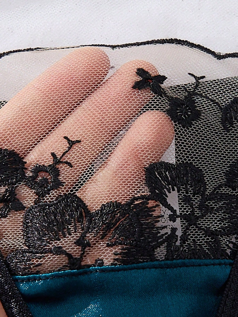 2pcs Women Elegant Floral Embroidery Mesh Lingerie Set